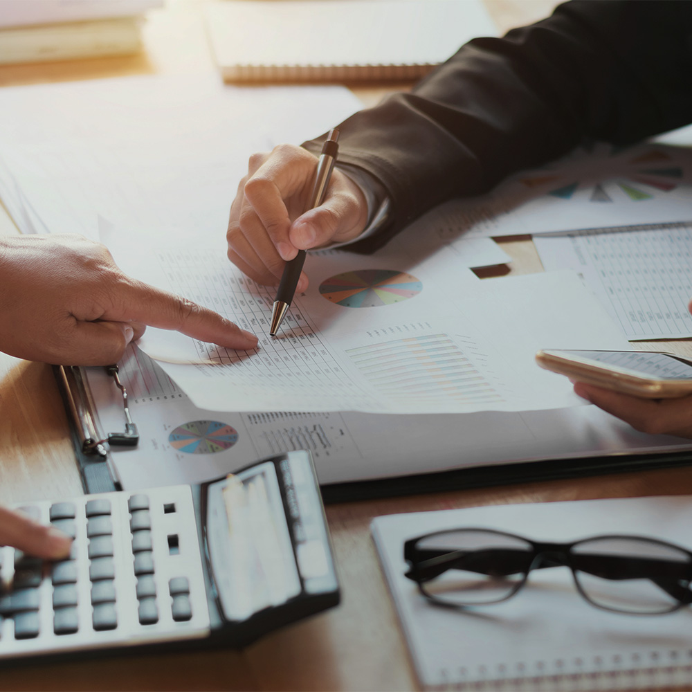 mujer-de-negocios-de-trabajo-en-equipo-que-controla-el-informe-de-finanzas-concepto-de-contabilidad